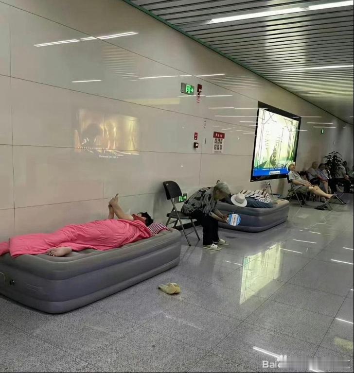 地铁站这样蹭空调就过分了吧？ 