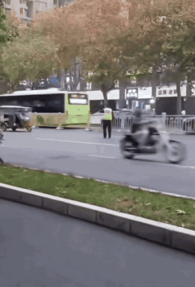 交警：本来顶多训诫一番，这下直接跟我走一趟吧！