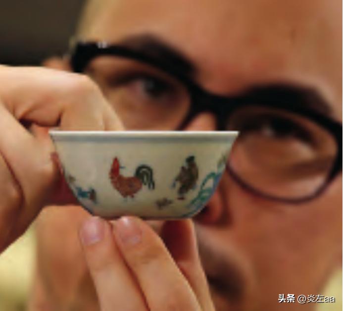 1949年，香港一位收藏大师花了1000块买了一对茶杯，人们普遍不看好，说这是假