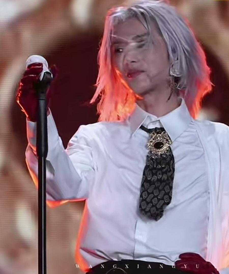 国际巨星华晨宇，因为要在抚仙湖开演唱会的事件又引起了人们的关注。说句实话，以前还