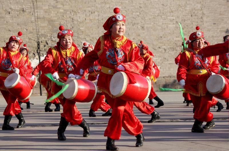 看到“张灯结彩送旧岁”求下联，我来分享几个不错的。“敲锣打鼓迎新春”就挺妙，“敲