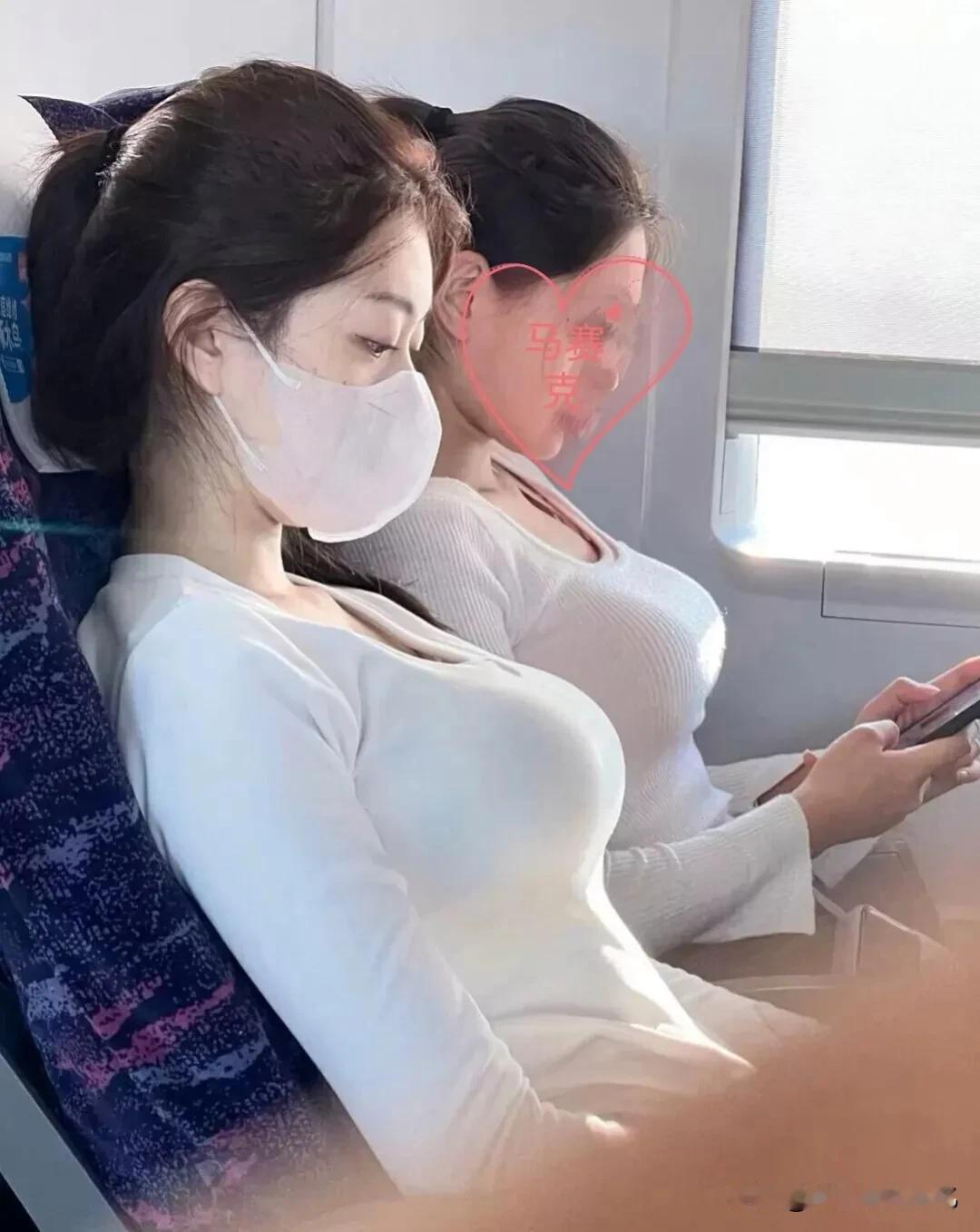 和好友一同乘坐高铁，窗外景色飞逝，车内却暖意融融。谈笑间，时间仿佛都慢了下来。一