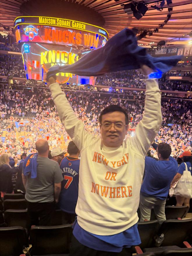 但斌现场观赛G4，身后是NBA总裁亚当·萧华

当地时间6月10日，NBA总决赛
