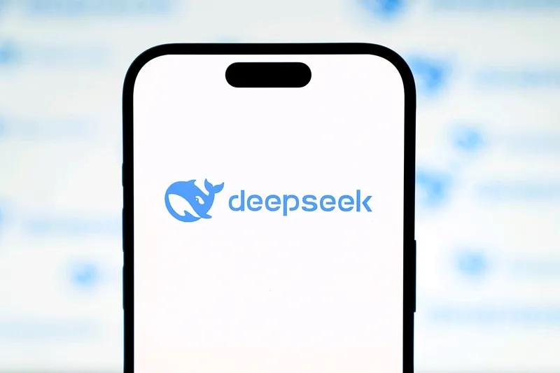 DeepSeek近期热度颇高，其推理效果不逊色于GPT，使用成本近乎免费，这使得