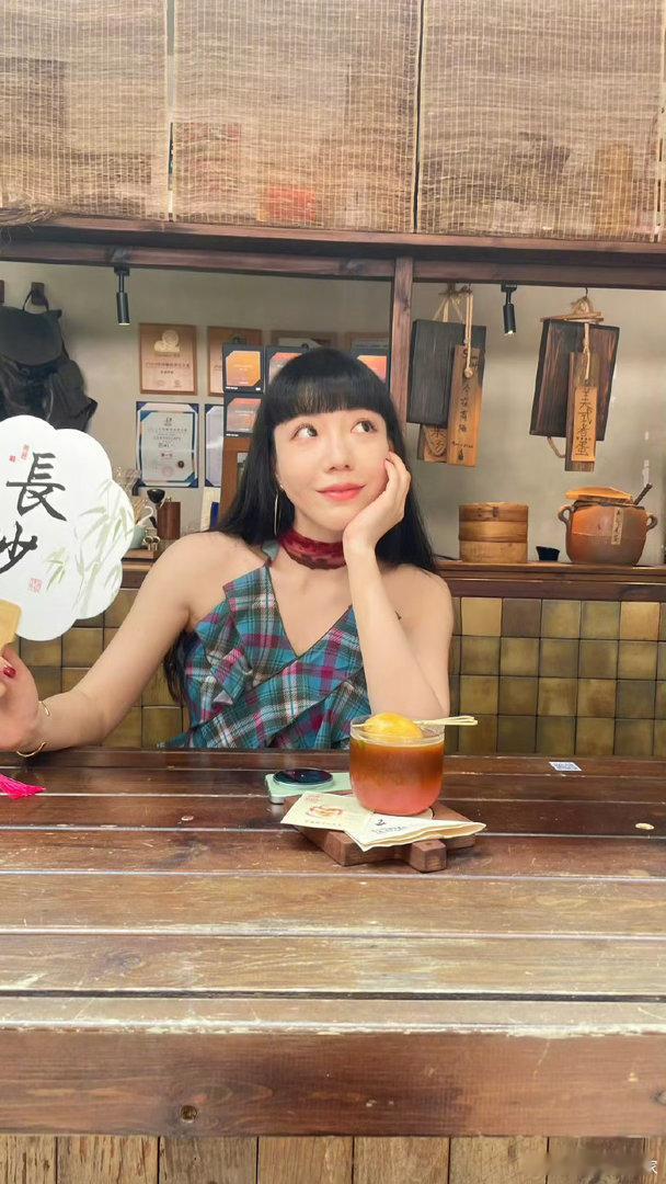 不行就让吴莫愁上去唱吧歌手别轮空了让吴莫愁上去唱吴莫愁可以补位歌手 轮空歌手轮空