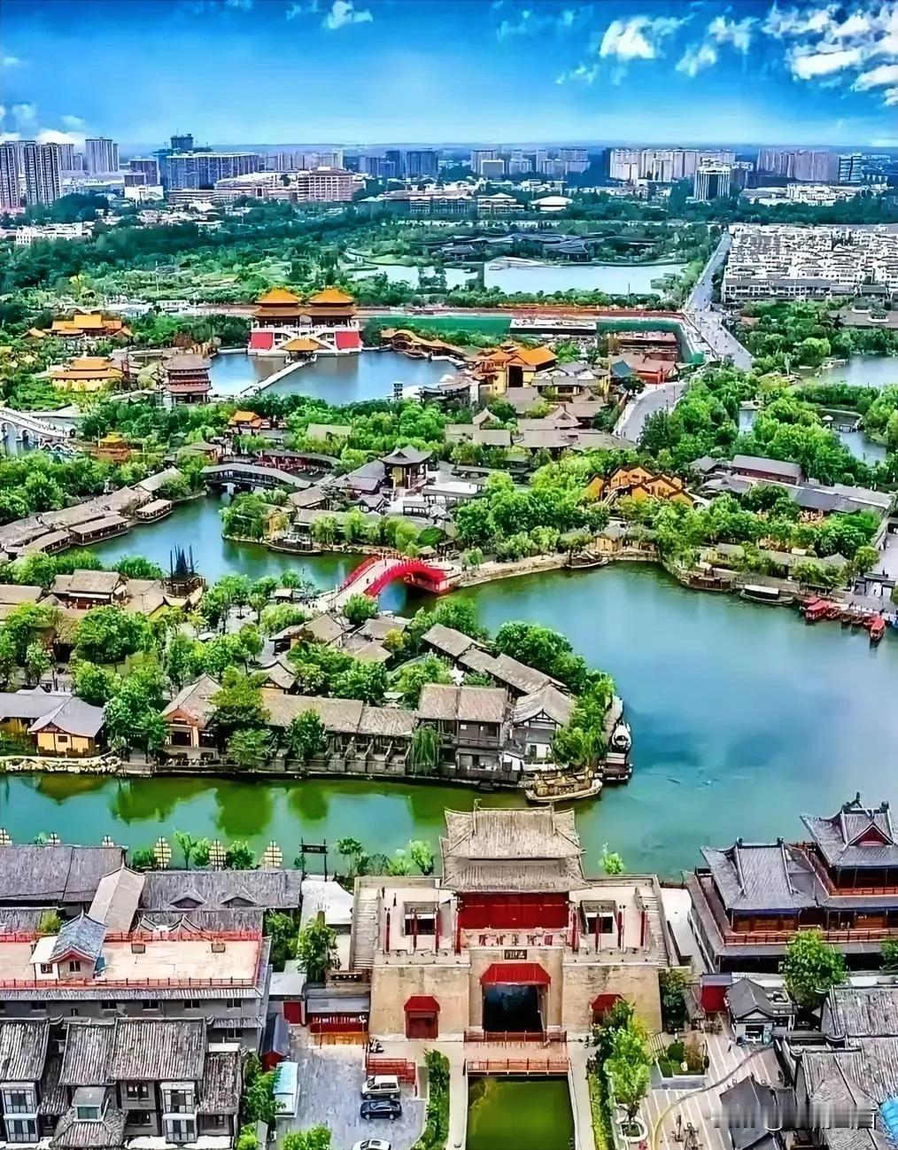 开封清明上河园，我觉得高度还原了宋朝的景象。亭台楼阁，水系格局，建筑特点，虽然是