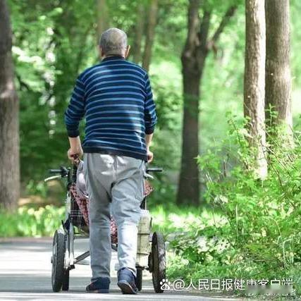 《10个帕金森病的早期信号，出现1个就要警惕！4个动作自测一下》小心是疾病信号！