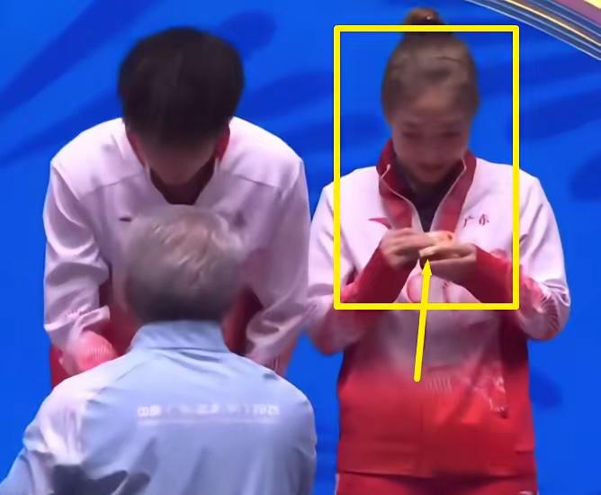 谁懂啊！刘诗雯颁奖时紧盯金牌的模样，比任何欢呼都戳心！

我料到她会激动，会不舍