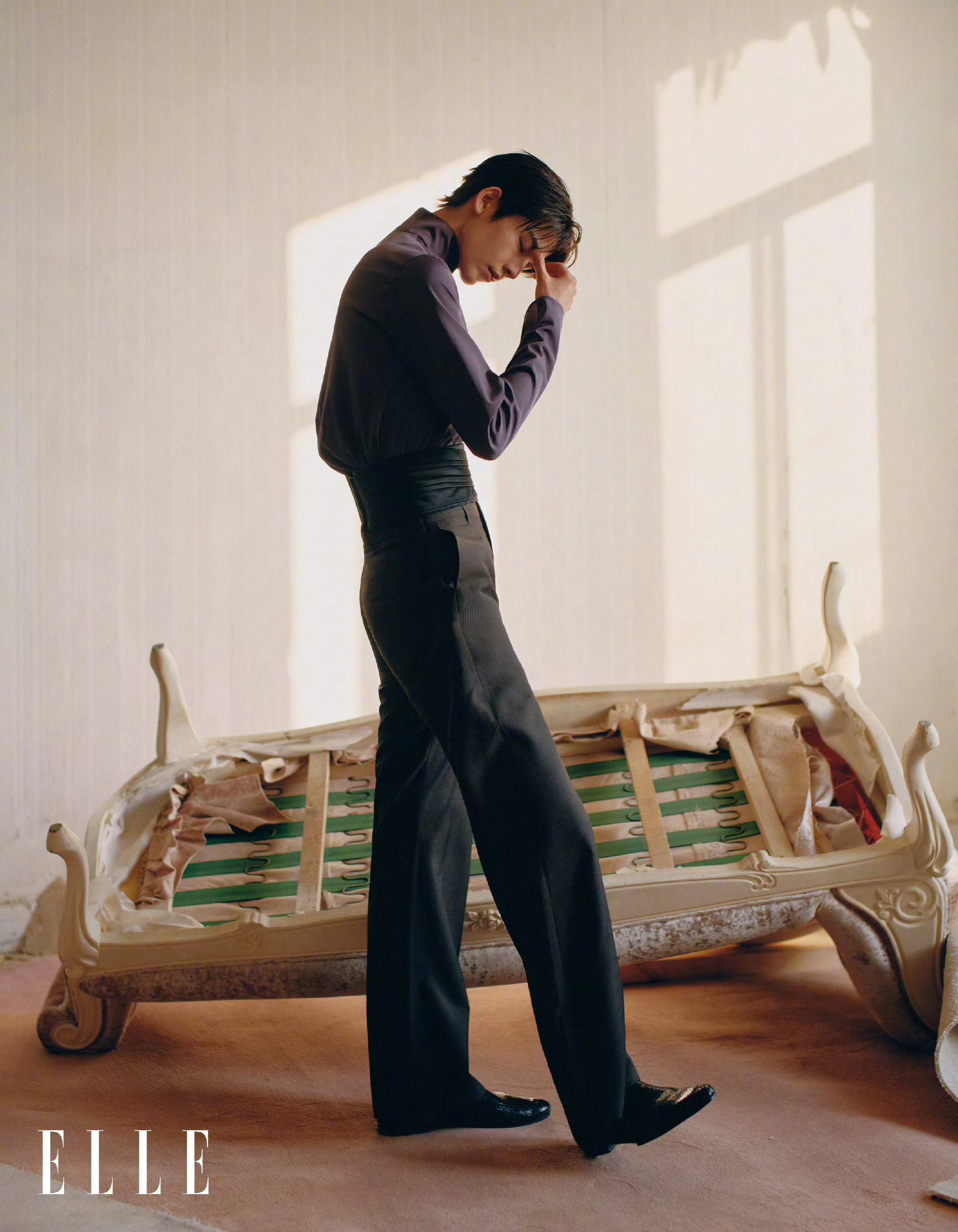 哦莫！张凌赫ELLE大片来了！粉色西装和这个略带占有欲的眼神确定不是在勾引我吗！