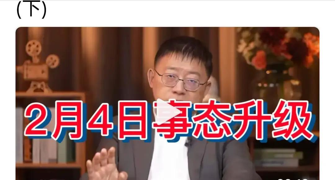 沈逸讲台海局势时习惯性摊开手掌，被弹幕截成特写，说他掌纹里藏着“日进斗金”复旦教