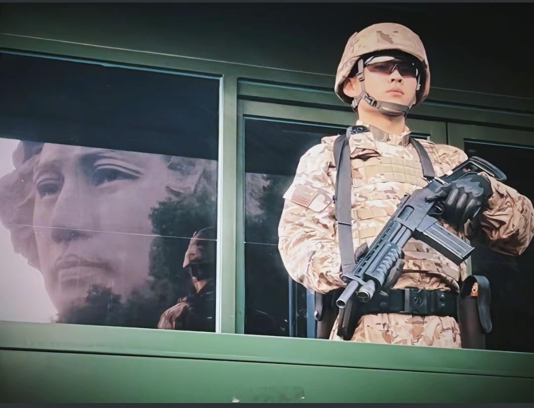 昨日橘子洲头，有人拍下一张视角很独特的照片。武警岗亭的玻璃上，映照出教员的头像，