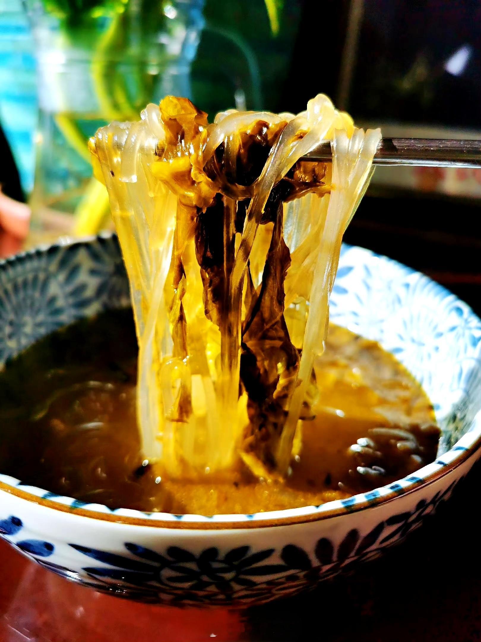 老坛酸菜已经塌无可塌了好长时间没有做酸菜了，准备再做一批。这个菜只能吃自制的。有