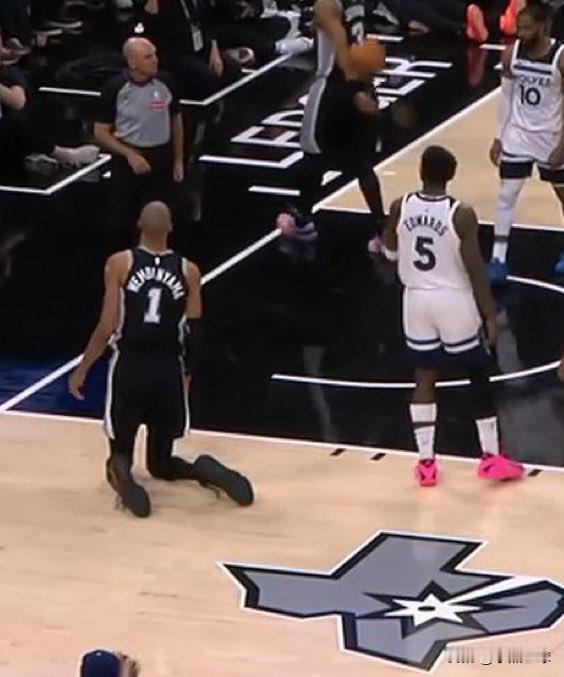 这身高谁顶得住？美媒晒图调侃文班跪姿比肩爱德华兹[泪奔][泪奔]杜兰特升至NBA