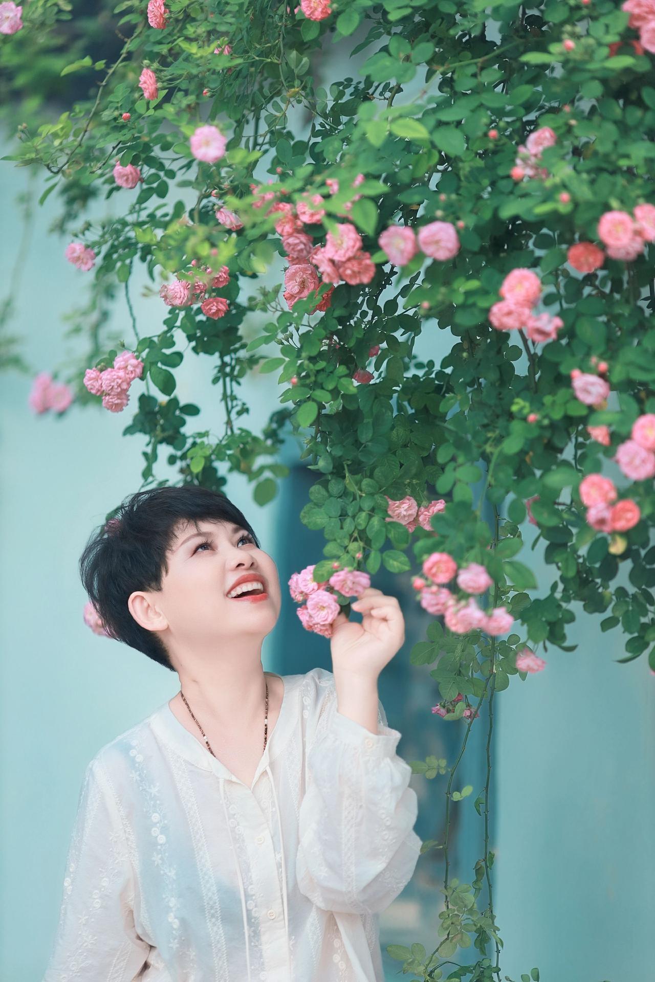 春天花开的时候，笑容展放。和春天的花花合个影 每一个瞬间都是美丽的风景 满屏春天