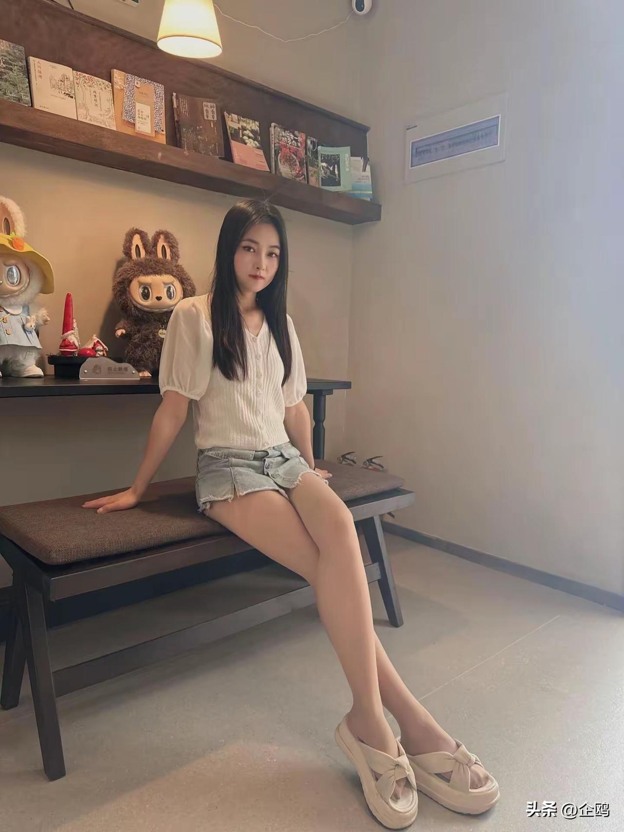 在温馨的咖啡馆里，享受悠闲时光🍂📖🍰