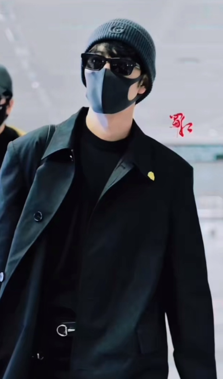 肖战顺利到达米兰，今年品牌给配的保镖像一座山一样…… 