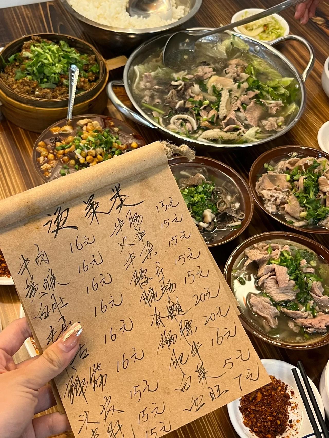 国庆避开人流！乐山本地人才知道的跷脚牛肉！


乐山土著爱去的跷脚牛肉，不是熟人