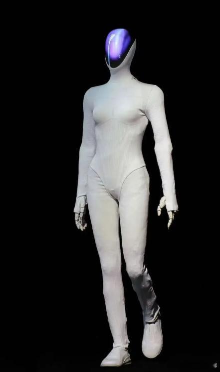 何小鹏说机器人靠模仿人才能学会走路2025腾讯ConTech大会智变之时 终于有