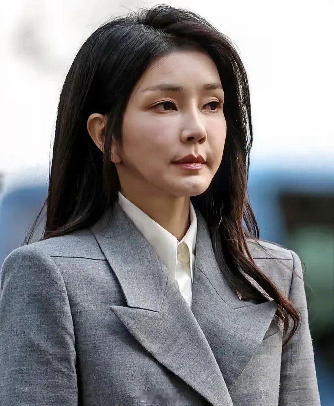 韩国第一夫人金建熙52岁了，由于大量的整形手术，整张脸看着很不自然，就像带了一个