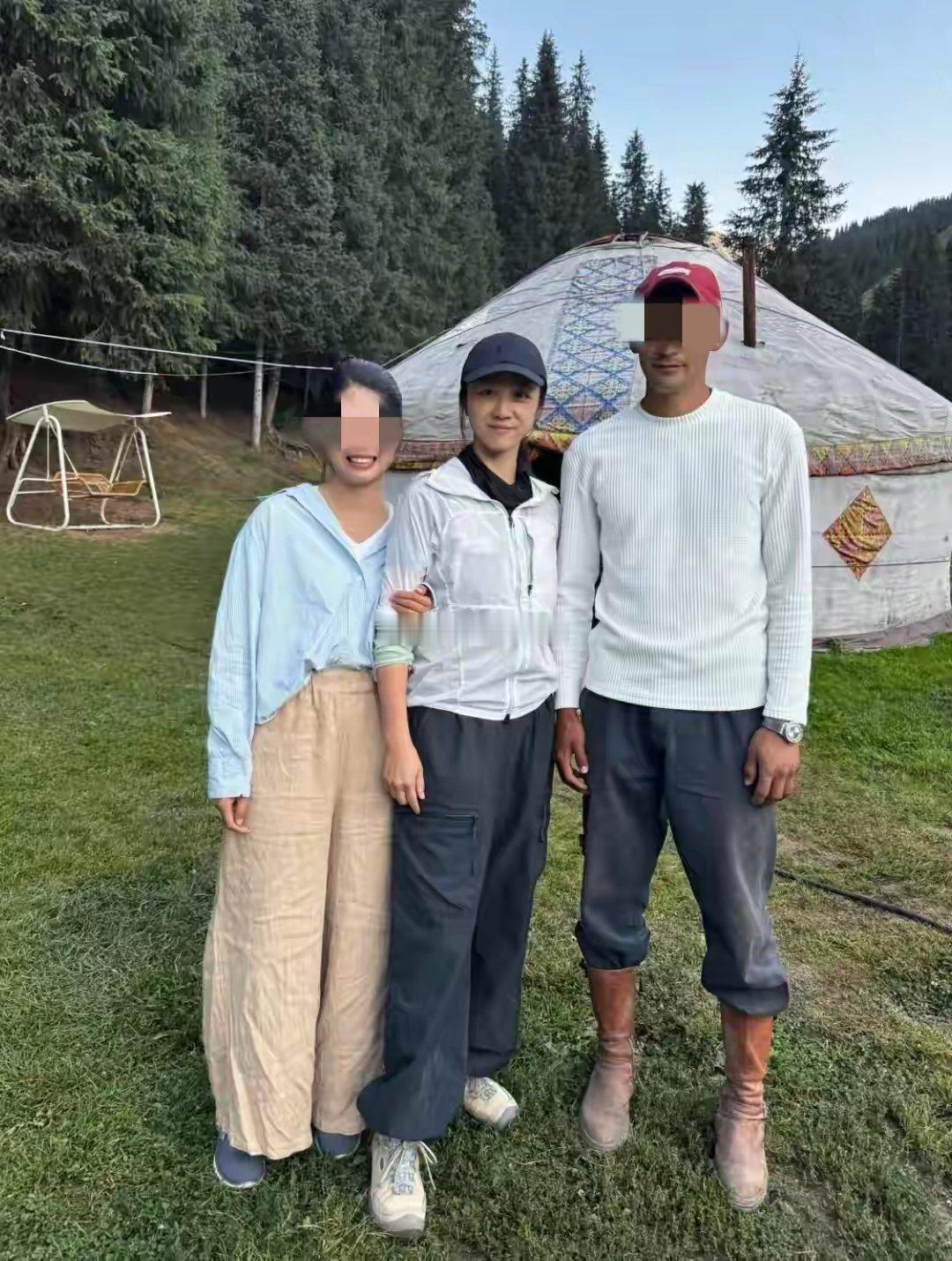 45岁汤唯带全家新疆骑马，素颜憔悴像农妇，大10岁韩国老公显土气 ​​​