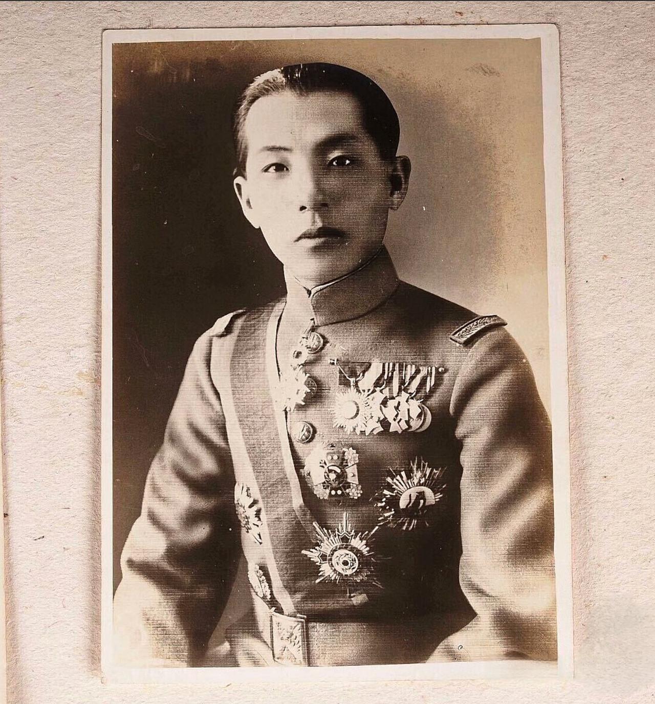 这是在相册中发现的一张老照片，民国时期奉系军阀、东三省保安司令少帅张学良的高清老
