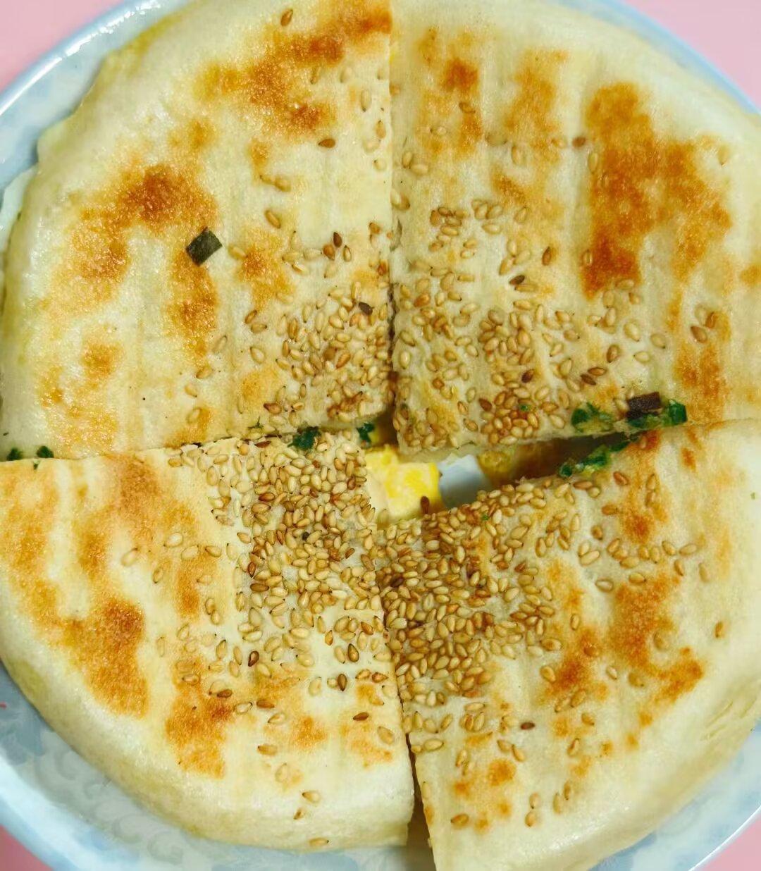 今天湖邻居问我，我们平日里都吃些啥？我们吃的花样可太多了。主食以面食为主，光是饼