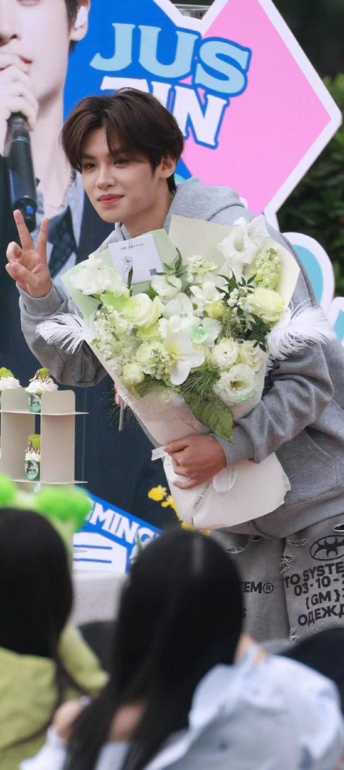 黄明昊开机饭撒和逆应援一起来了黄明昊剑来开机应援排面 黄明昊开机饭撒和逆应援一起