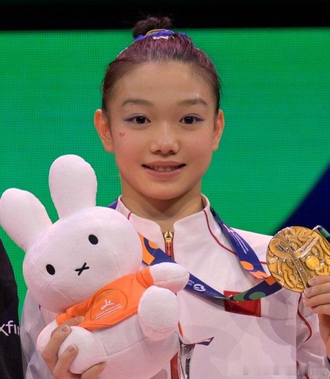 柯沁沁世锦赛全能摘铜 2026鹿特丹体操世锦赛女子全能决赛，柯沁沁平衡木下法坐地
