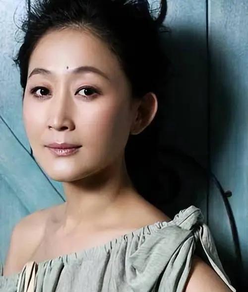 一次，鲁豫问陈瑾:“你谈过多少次恋爱？”不料陈瑾说:“我从小到大从来都没有谈过感