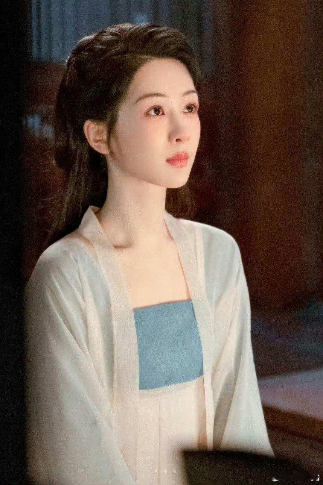 杨紫将出席27号晚上的“白玉兰绽放” 颁奖典礼！好期待又可以见到美美的小紫了何惟