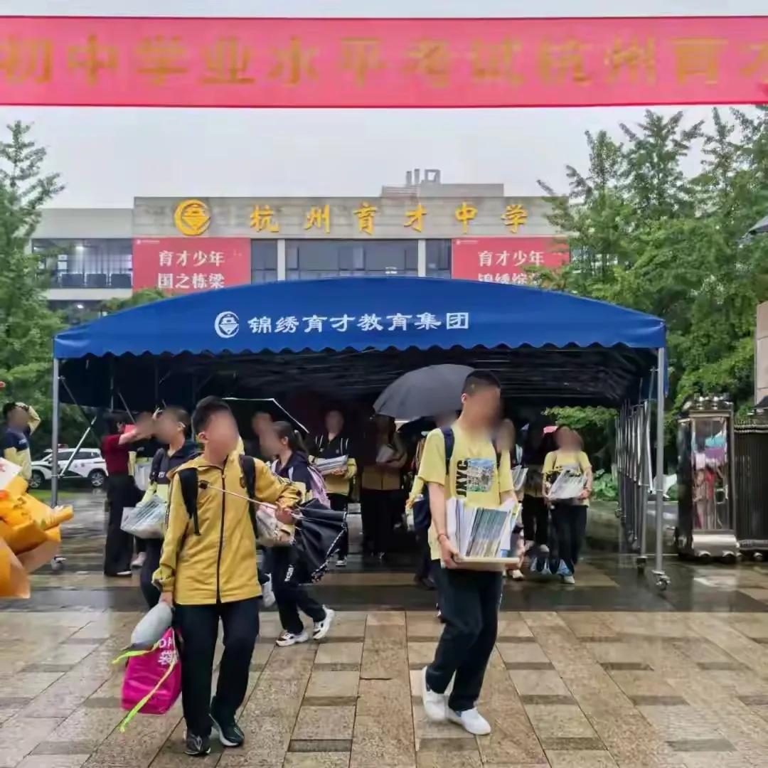 媒体采访杭州考生：今年中考容易吗
昨天下午5点50分，随着最后一科英语考试结束，