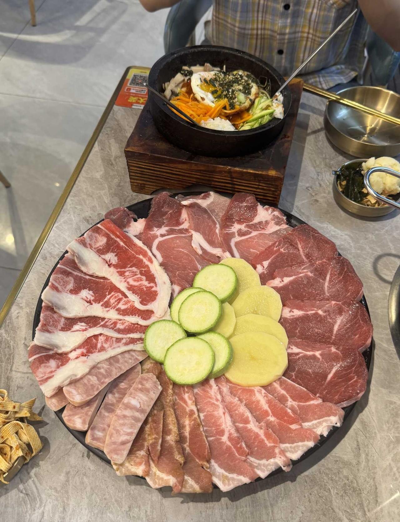 客村这家东北烤肉太香了吧
今天下班在客村逛吃挖到小林烤肉🥩
鲜肉拼盘分量实在，