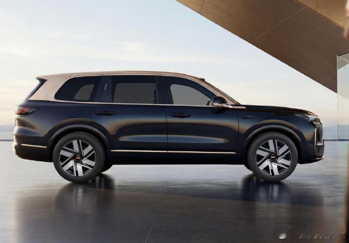 吉利银河M9高定版，定位插混中大型SUV，采用专属双色外观配色和高定内饰配色，搭