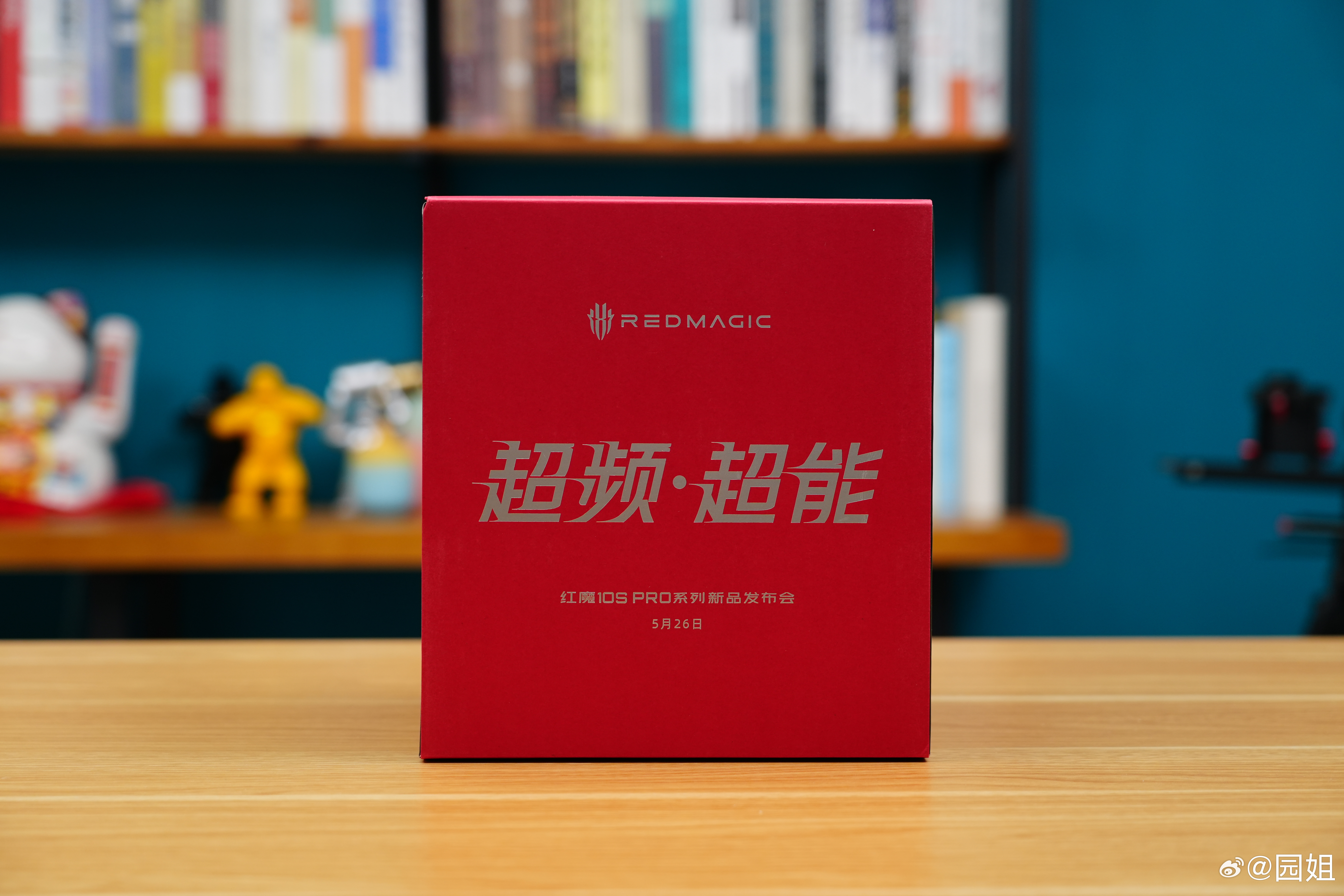 红魔10S Pro系列邀请函是一个能量核心，还带灯，插上电还有光效，看样子这台机