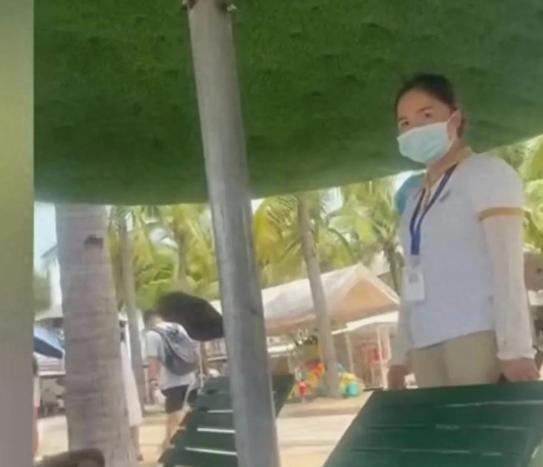 “活不起了？”一女子去三亚海边玩，见路边有沙滩椅，没想那么多就躺上休息。没想到刚