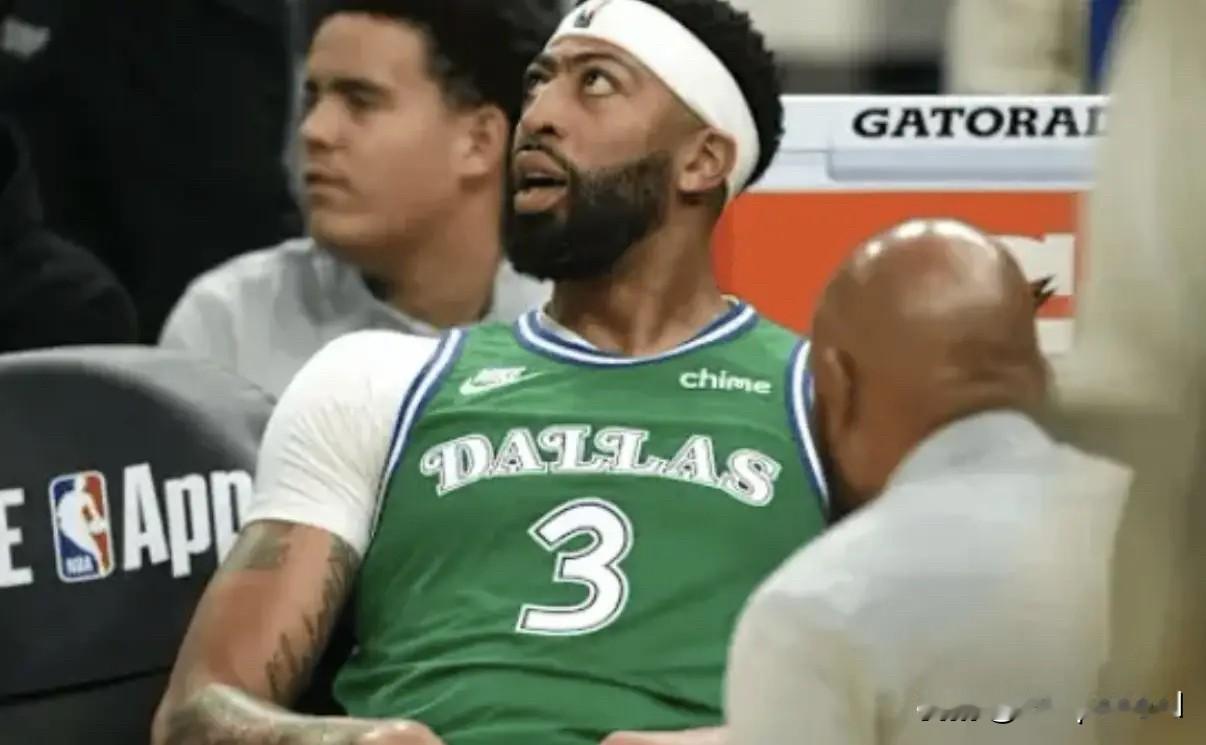 Shams Charania报道，独行侠球员安东尼-戴维斯遭遇轻微腹股沟拉伤，预