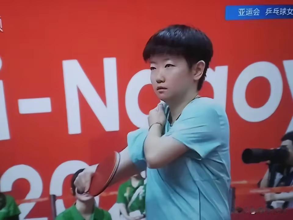 泰国帕拉南可不简单，
用两个反手发球拿捏莎莎。
看来赛前做了功课。
但是她忘了: