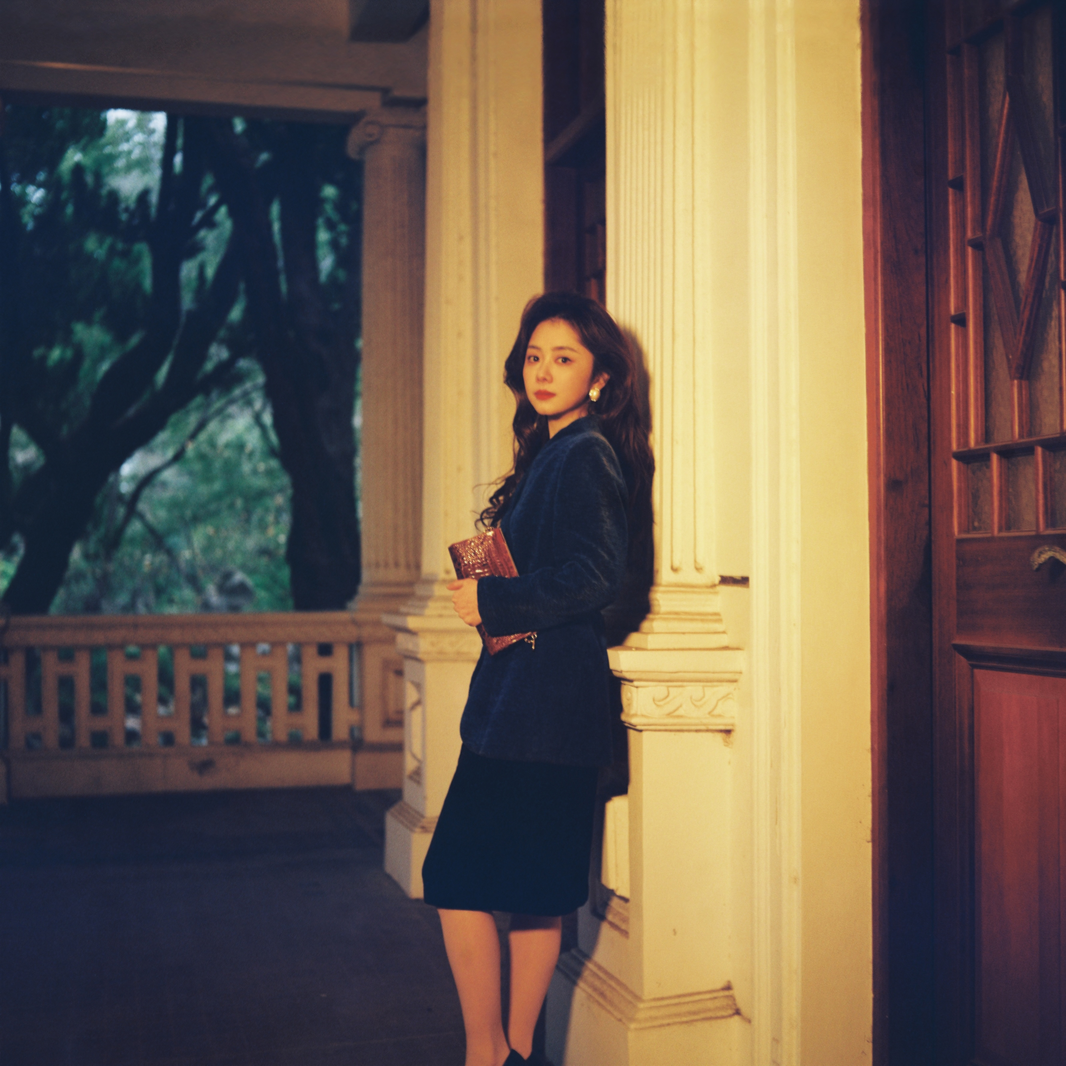 谭松韵 📸 谭松韵我的山与海摩登格调随暮色缓缓而至，方婉之今天不做生意，只做复