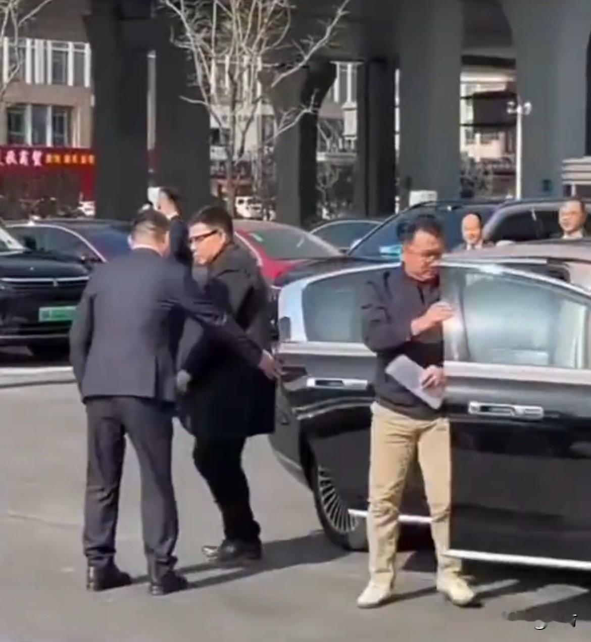 余承东开尊界回老家，顺便巡店！

就在刚才，有朋友拍摄到余承东已经回了安徽的老家