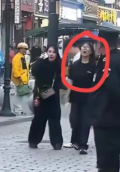 哈尔滨不欢迎这样的游客。
巴洛克大街，一位眼镜女将奶茶杯和擦手的纸巾随手扔到地上