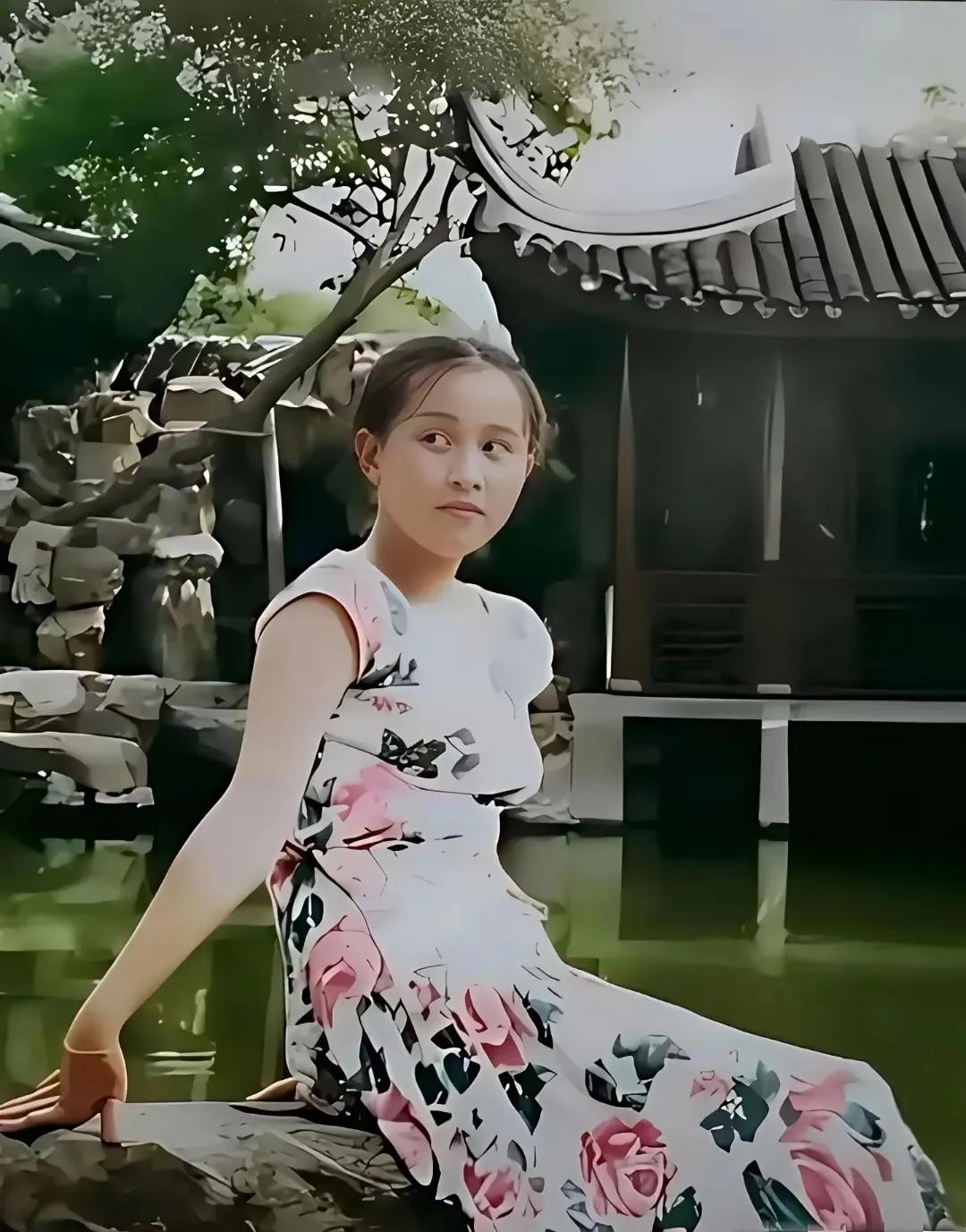刘嘉玲年轻时在一堆的港星中，就是土中土的存在，不出彩
没想到，活着活着却笑到了最