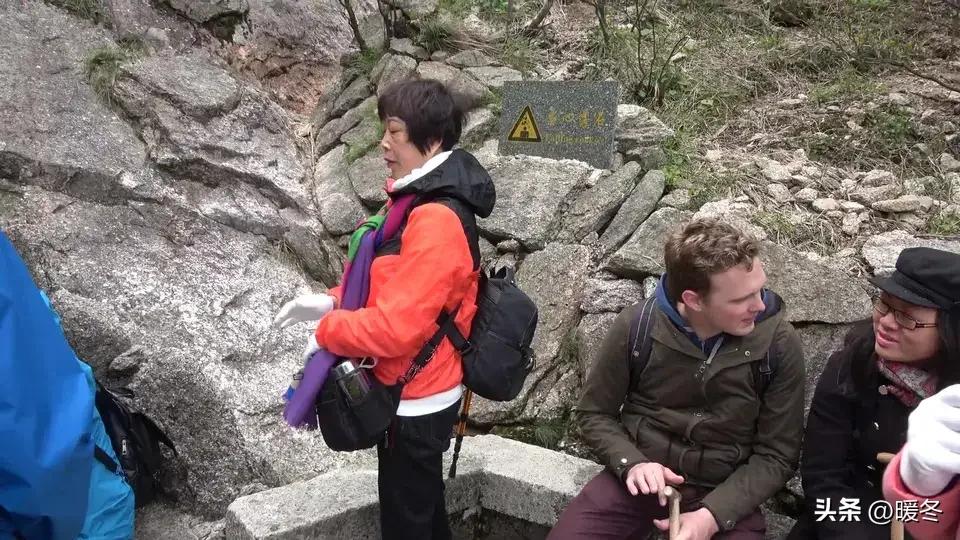 扛55公斤妻子爬黄山看日出，浪漫？这可是拿命赌啊！
 
这波操作看着挺浪漫，实则