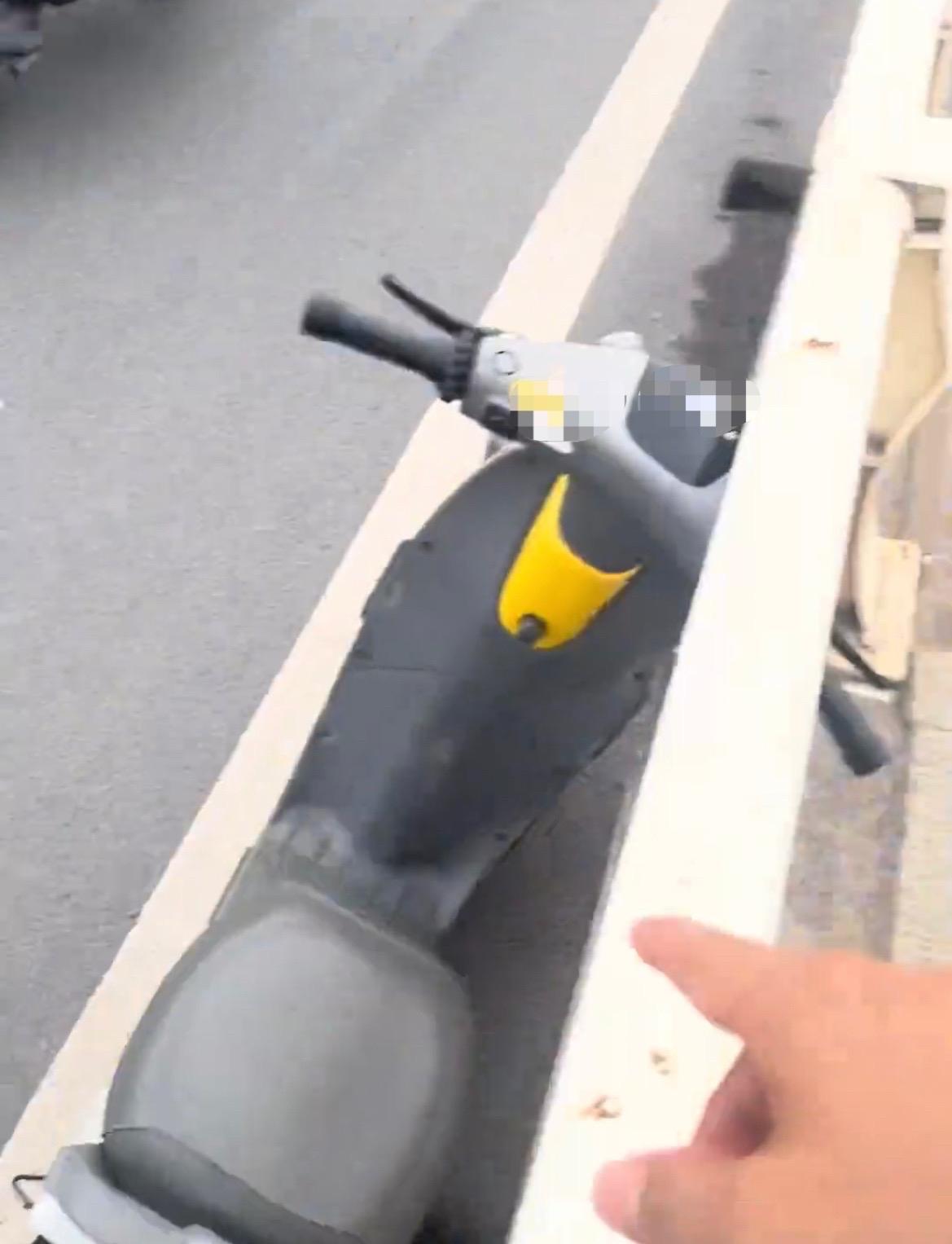 【玉林骑共享电车到二环东路上突然断电】

4月20日，网友爆料称：玉林骑共享电车