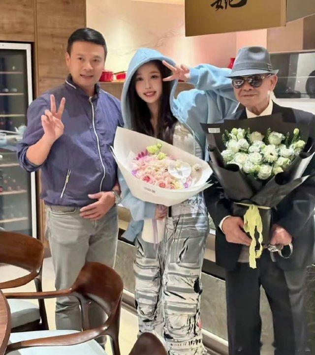 #虞书欣带爷爷去成都找林大厨#虞书欣真是社交达人，前几季嘉宾结束后都没看到跟林大