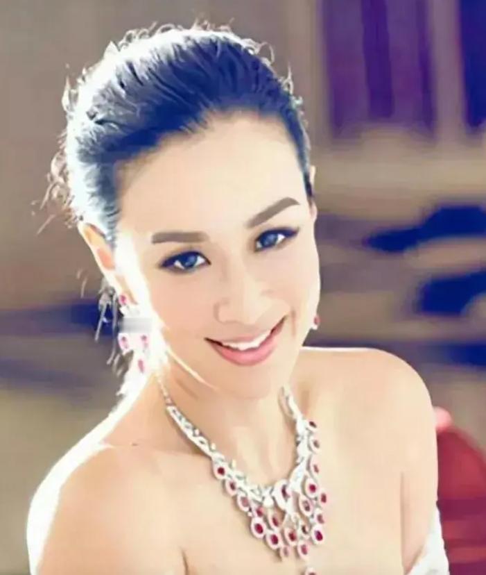 有种“发福”叫钟丽缇，55岁的她用珠圆玉润，让人懂了何为富贵花娱乐 明星