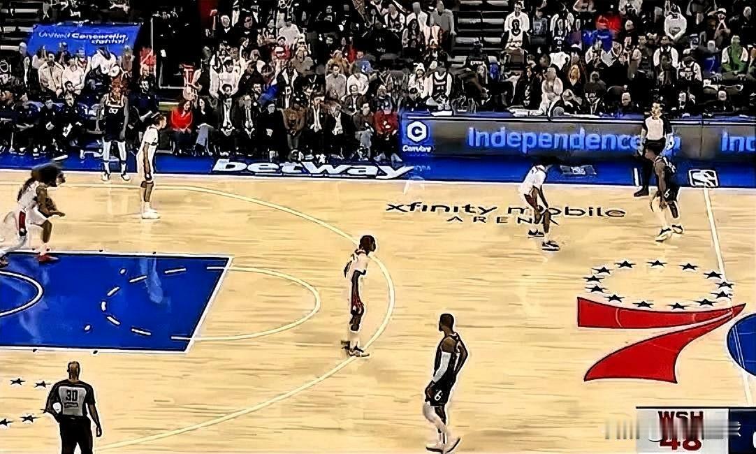 76人新星埃奇库姆真是太嚣张了！在今日76人主场对阵奇才的第二节比赛中，埃奇库姆