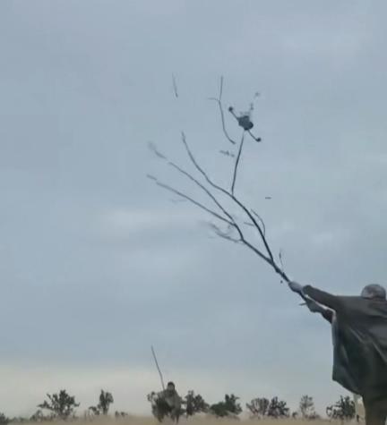 战场上无人机真的很难对付吗？错，一根树杈就能轻松搞定！

这是俄乌战场传出来的画