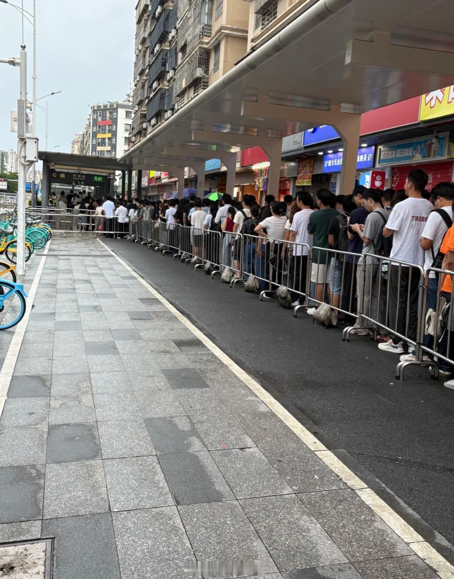地铁安检本身初衷是没问题的，但现在这么执行下来，带来的负面影响真的挺大。现在刚好