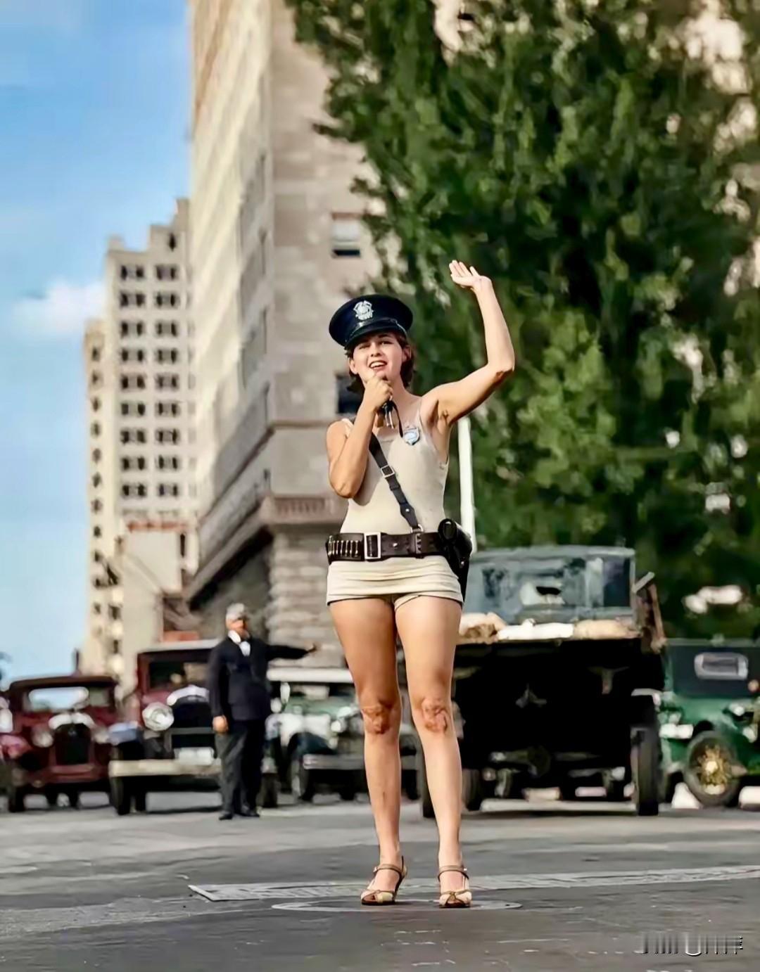 美国街头一位在街头执勤的美女警察。