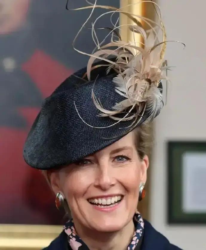 王室旧衣卖疯了
 
露易丝小姐把母亲2011年的Prada大衣又穿出来，二手平台